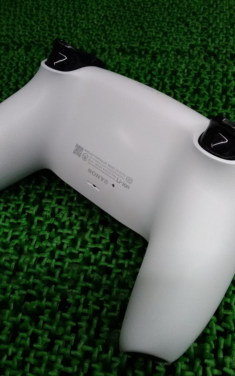 写真では分かり難いですが、変色あります