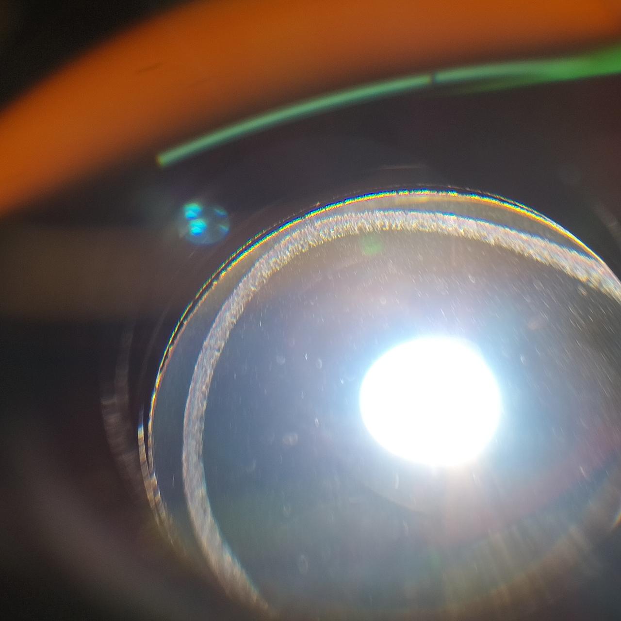 内部にカビやチリが目立ちます