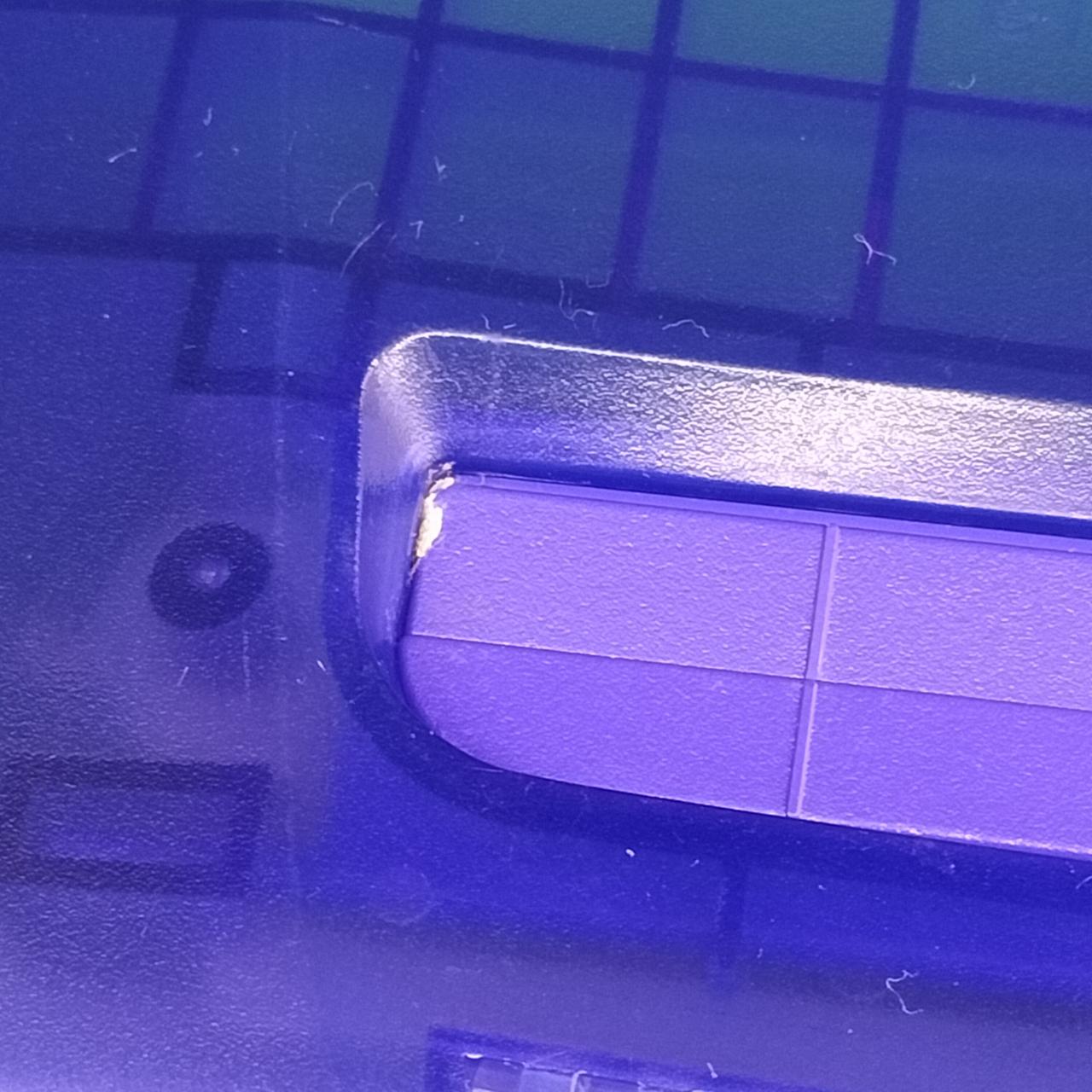 隙間に粘着性のあるゴミの挟まりあり