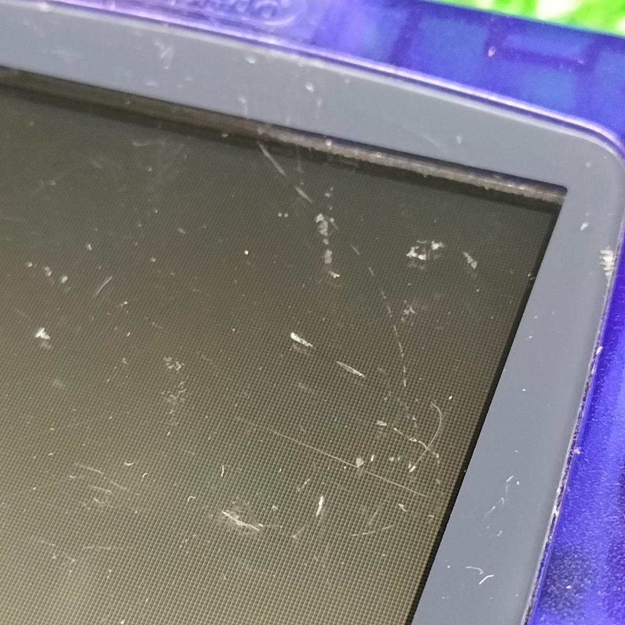 液晶キズが目立ちます