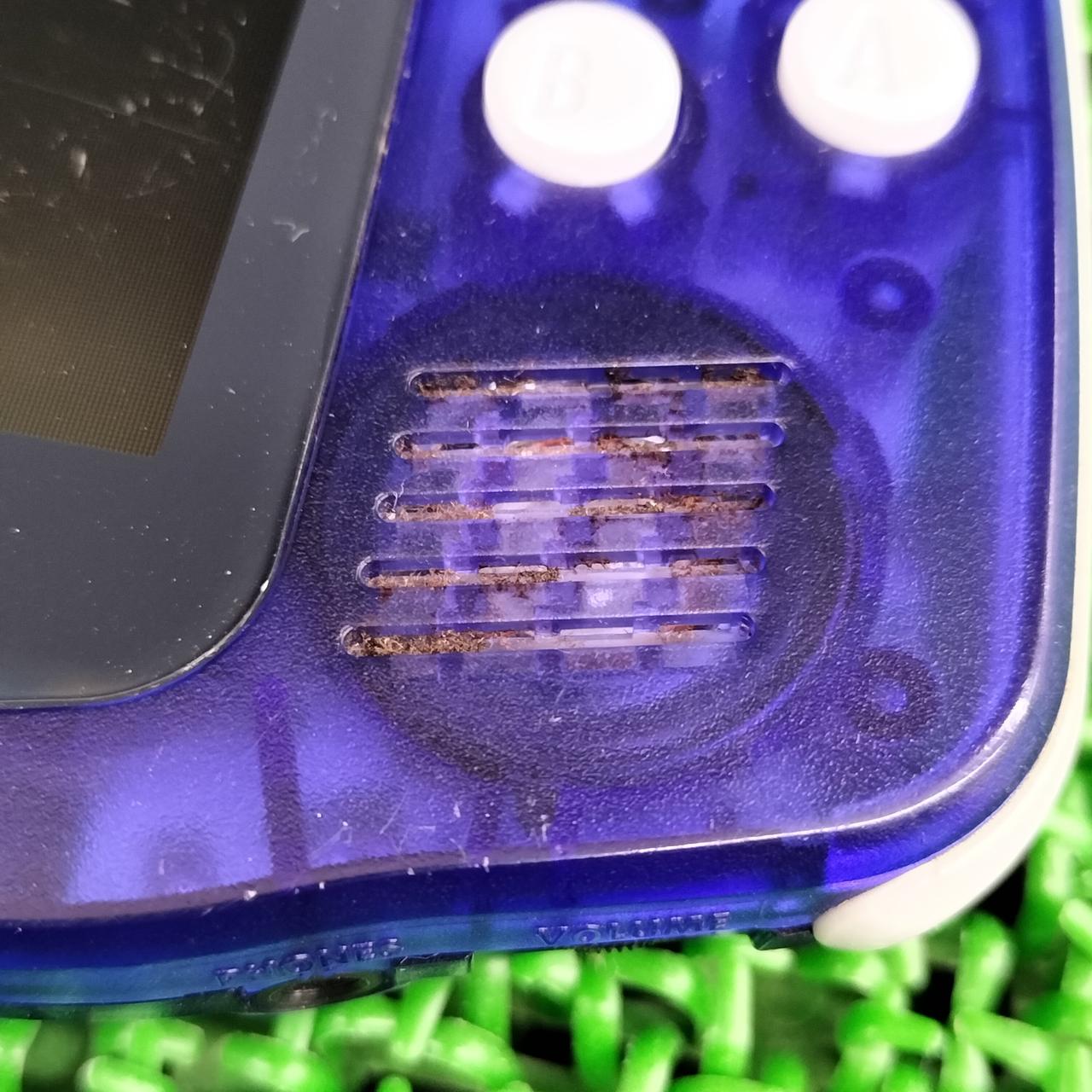 スピーカー部、汚れがかなり目立ちます