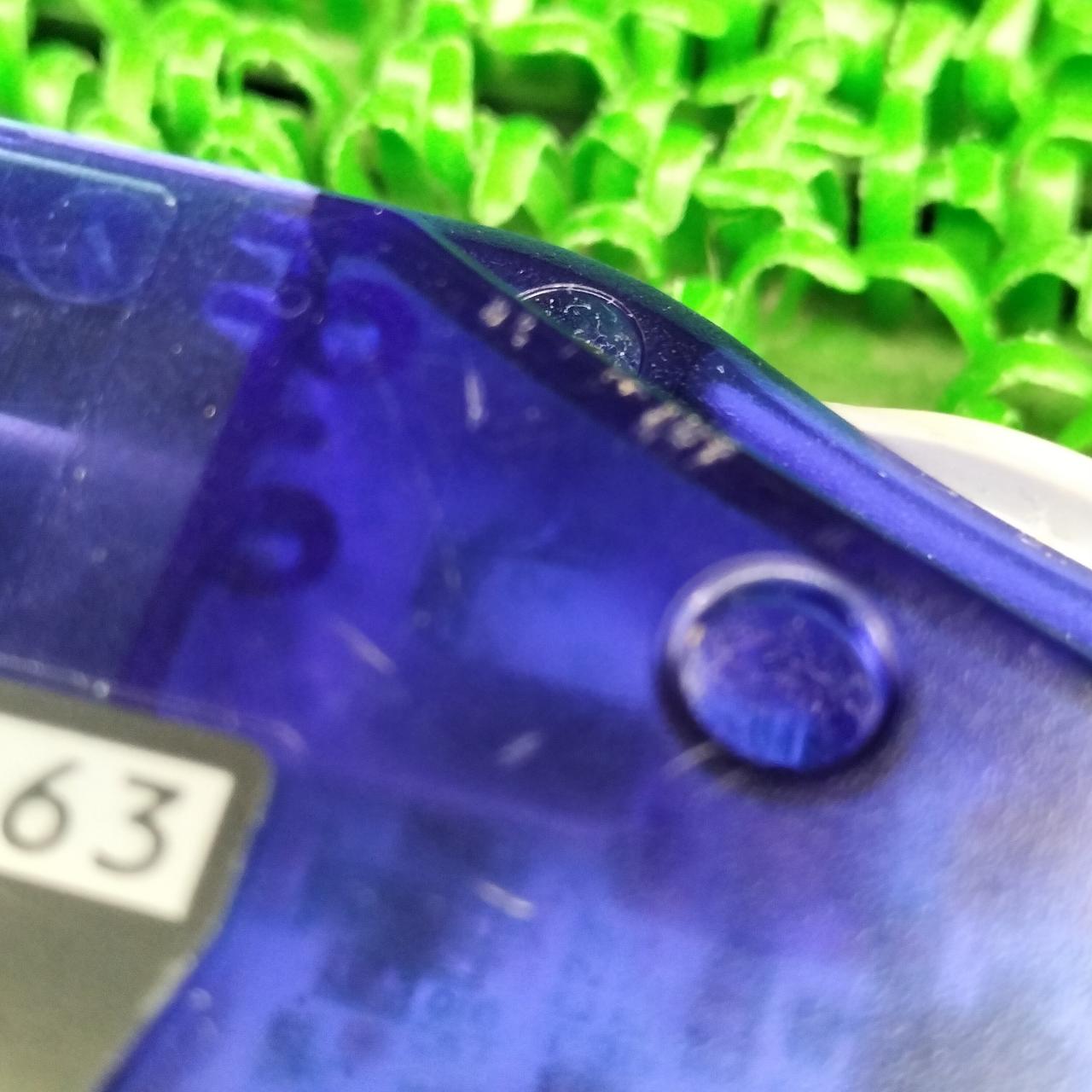 背面もキズが目立ちます