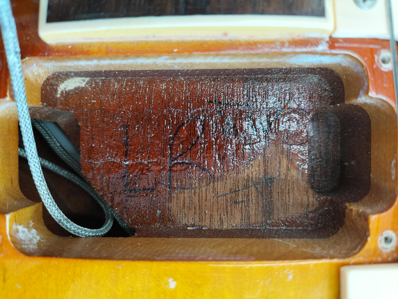 ロゴシール剥がされた跡あり