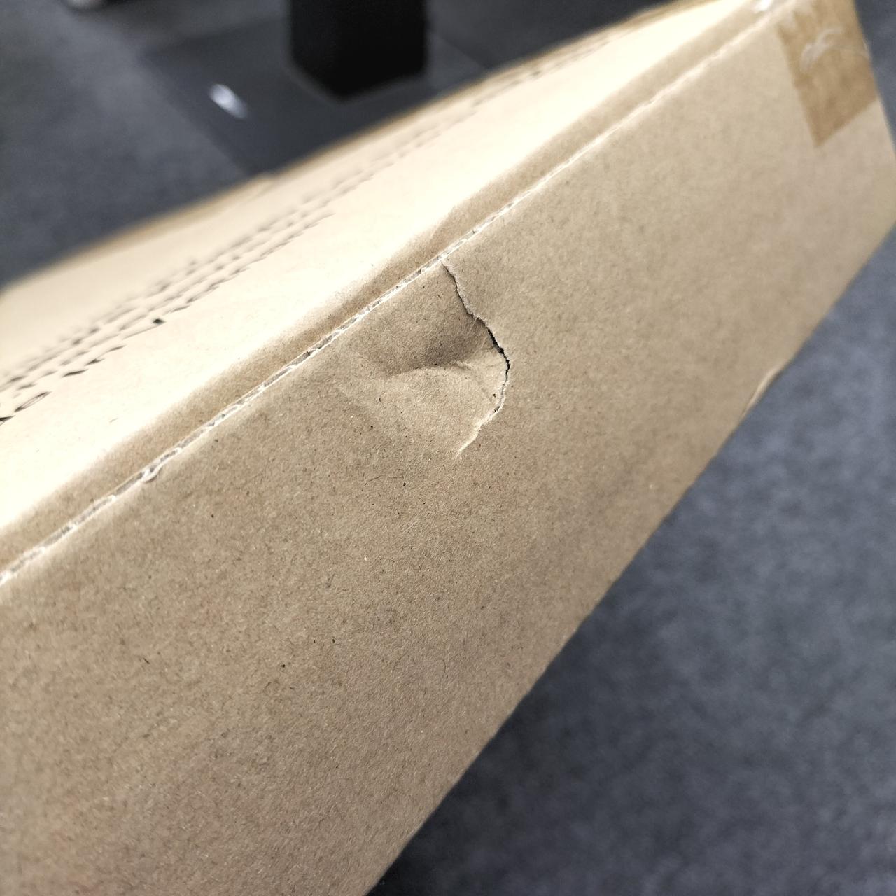 箱にダメージあります