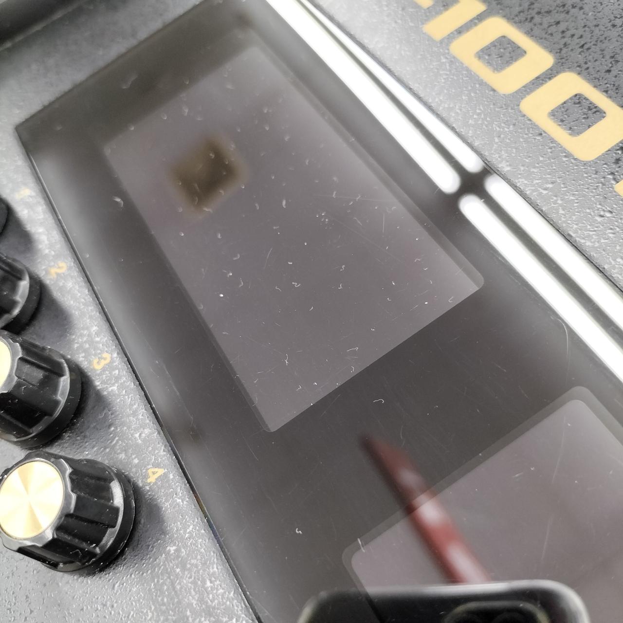 液晶内ホコリ入ってます