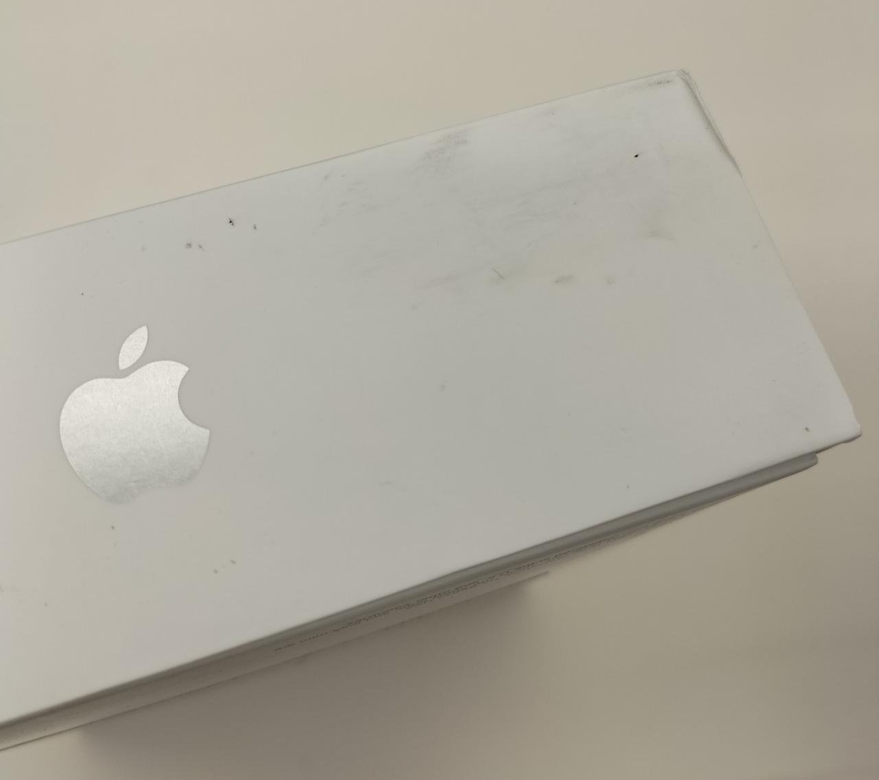 箱にキズ、潰れ、汚れあり