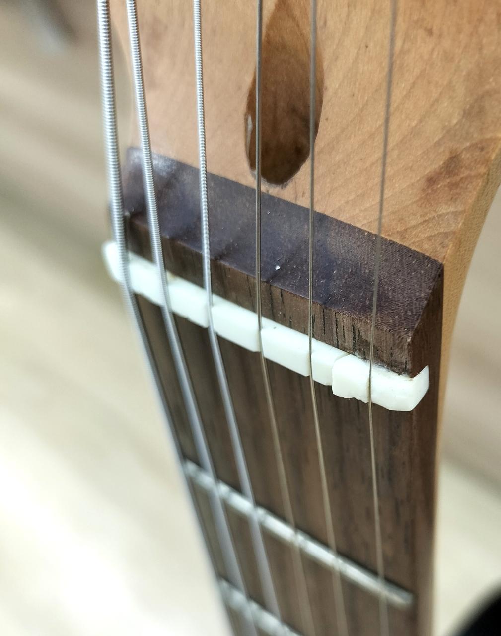 1弦側ナット割れ、補修されてます