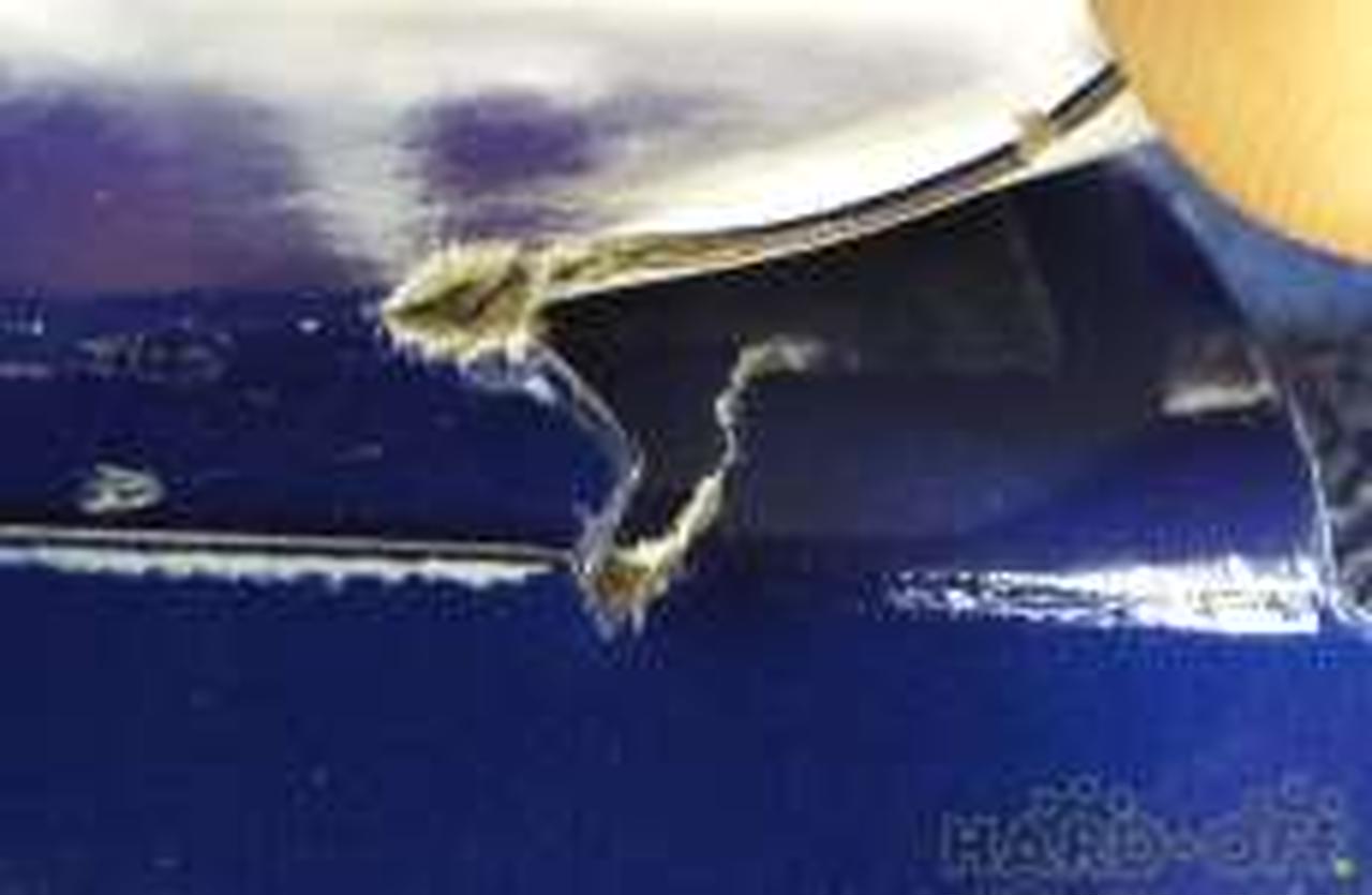 紙部分に破れがあります