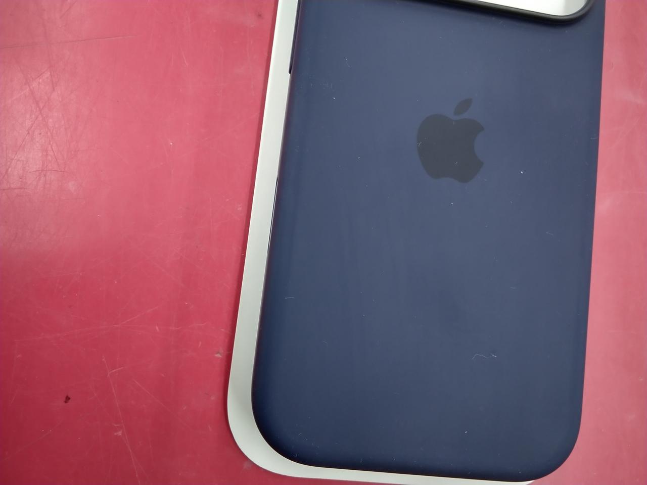 表面に軽度の擦れ傷有