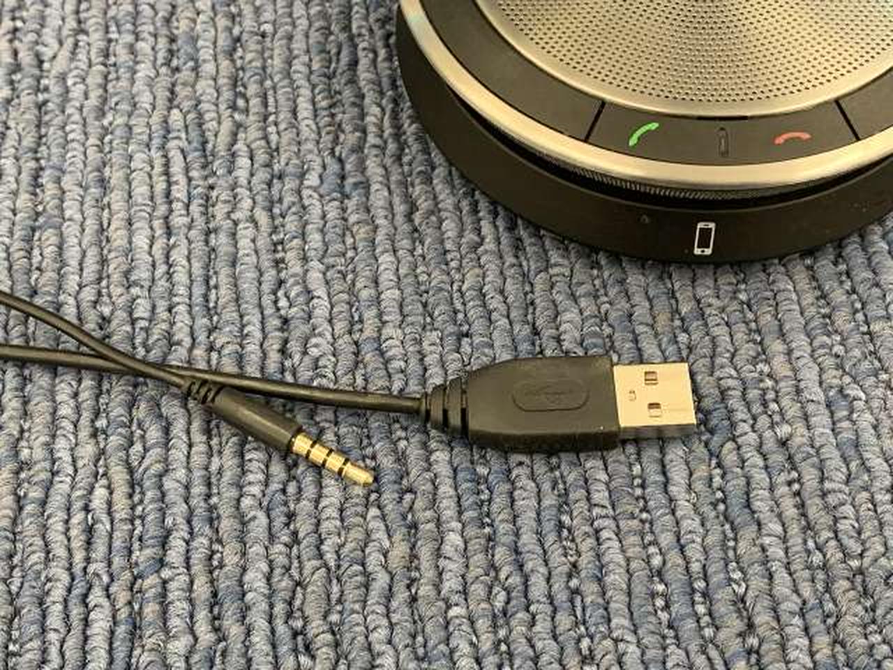 有線接続のみです。