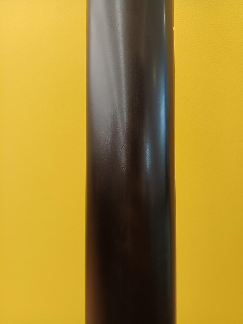 ネックに直径5mmほどのキズあり