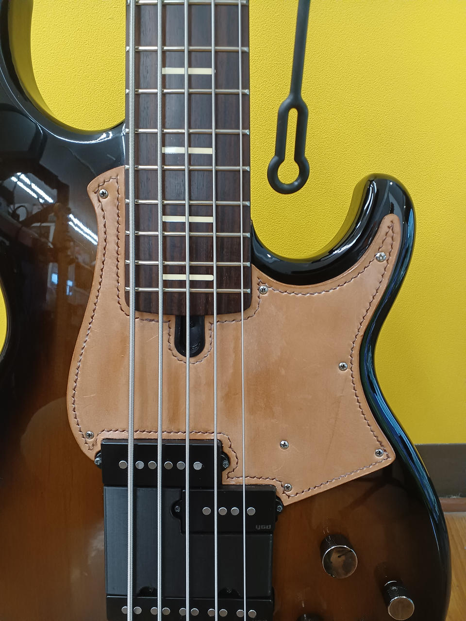 ピックガードが革製のものに交換されてます