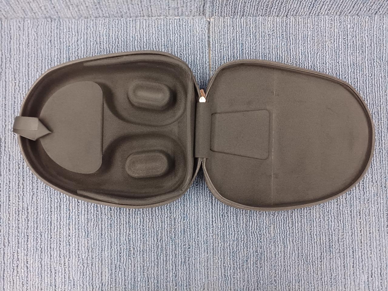 ケース内部に使用感あります。