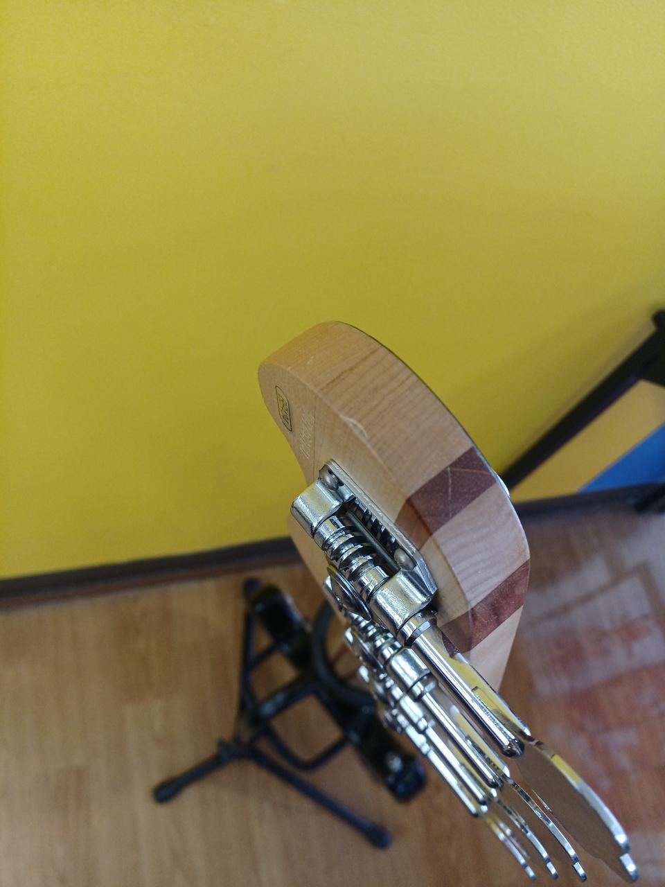 ヘッド上部にキズあります。