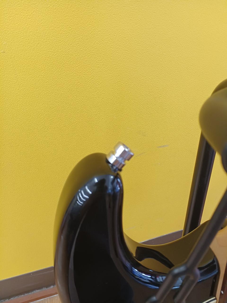 ストラップピンが交換されています。