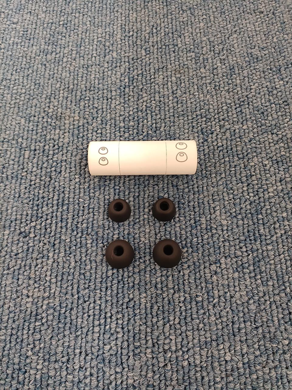 交換用イヤーピースが付属します。