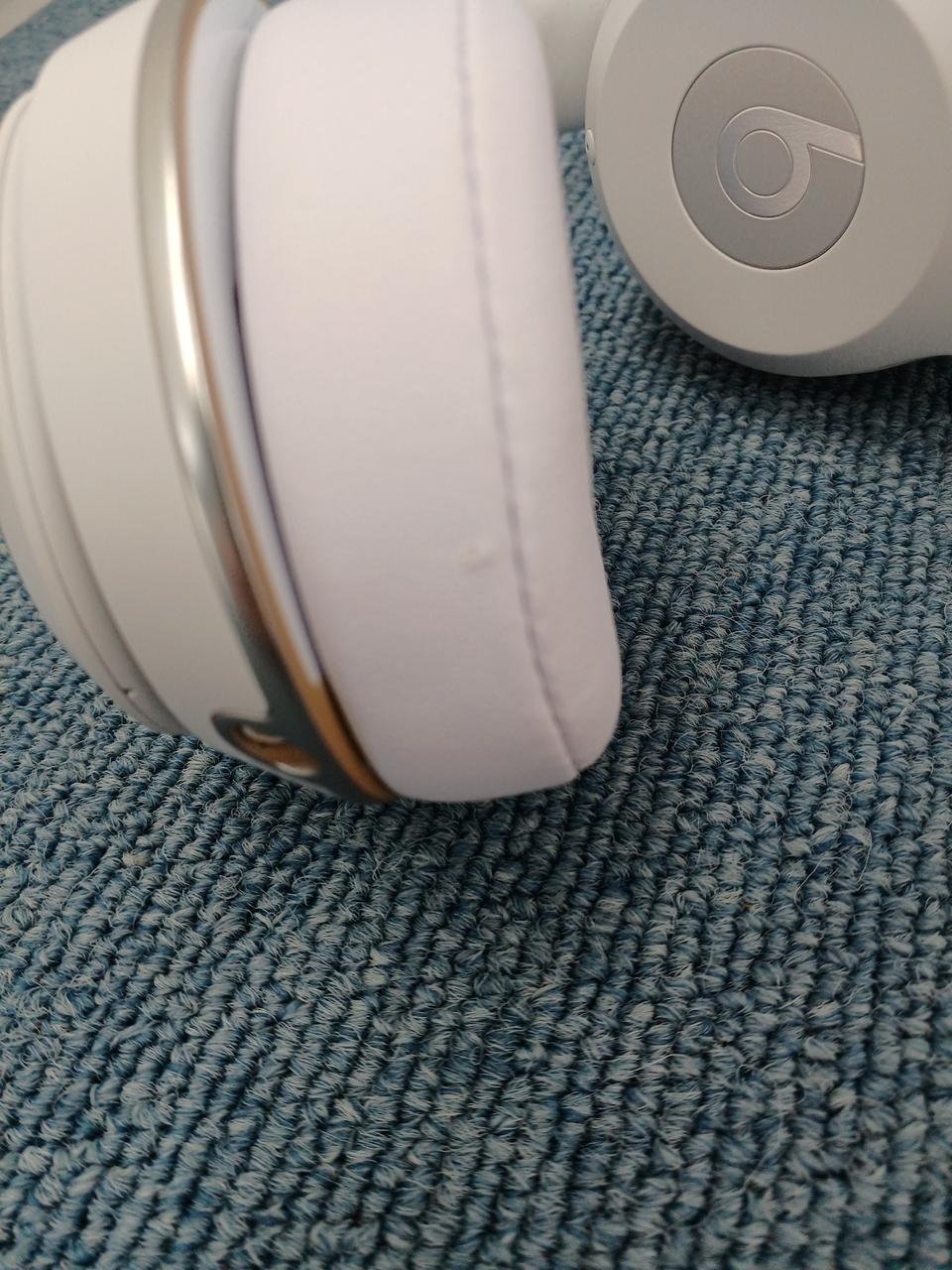 イヤーパッド(L)に小さな破れあります。