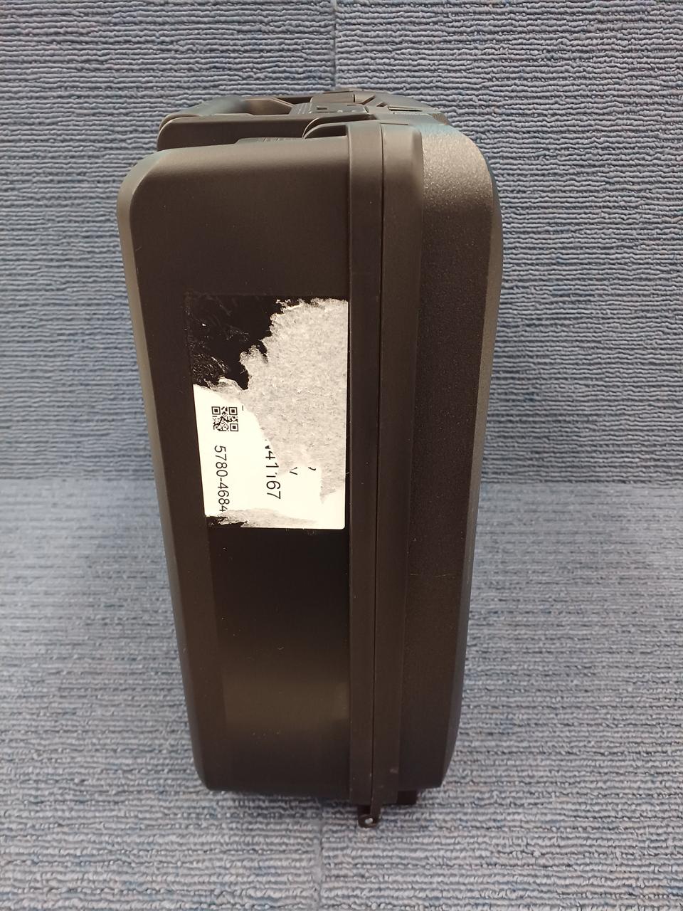シールの剥がし跡があります。