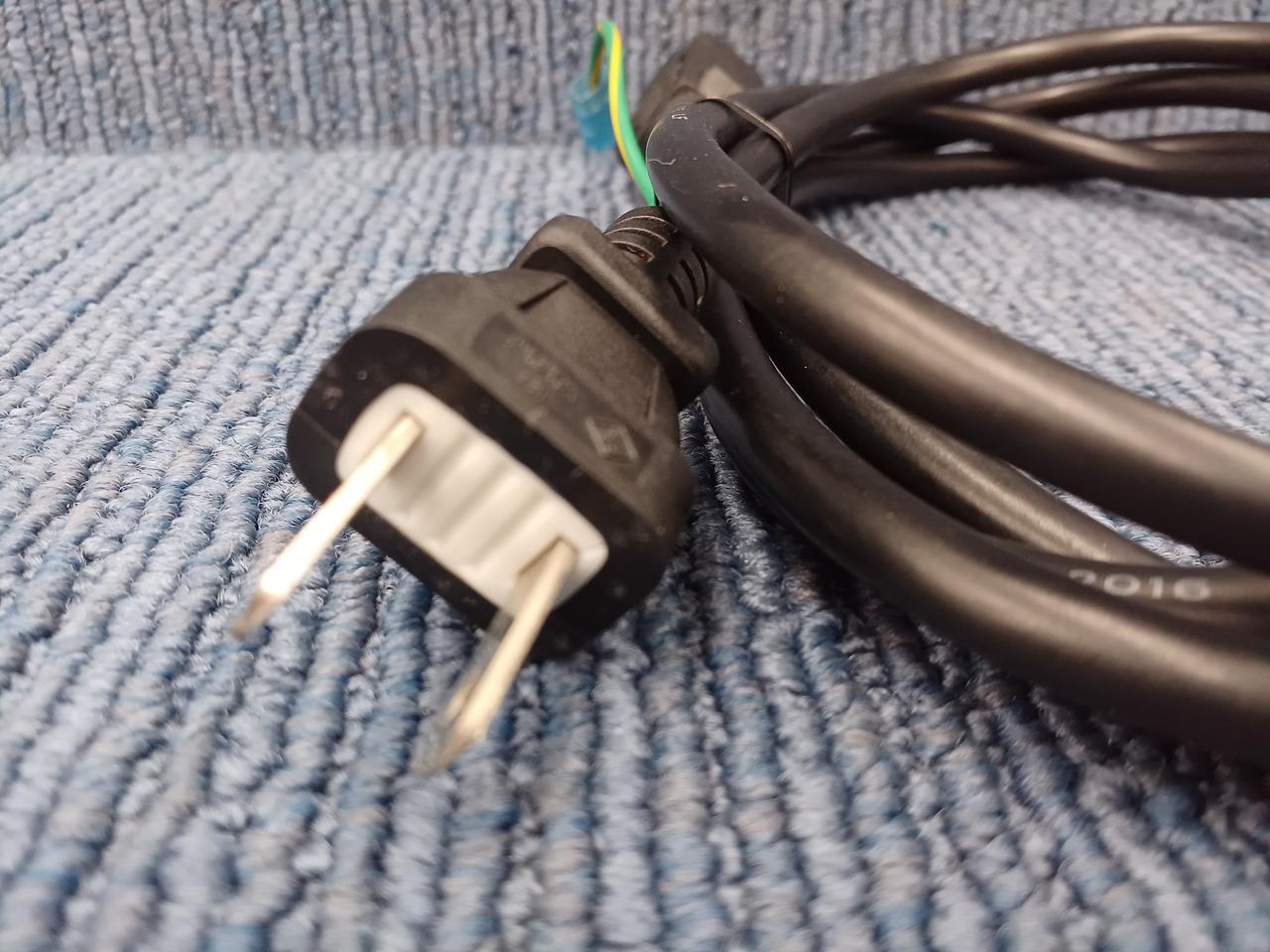 電源プラグに若干の割れが見られます。