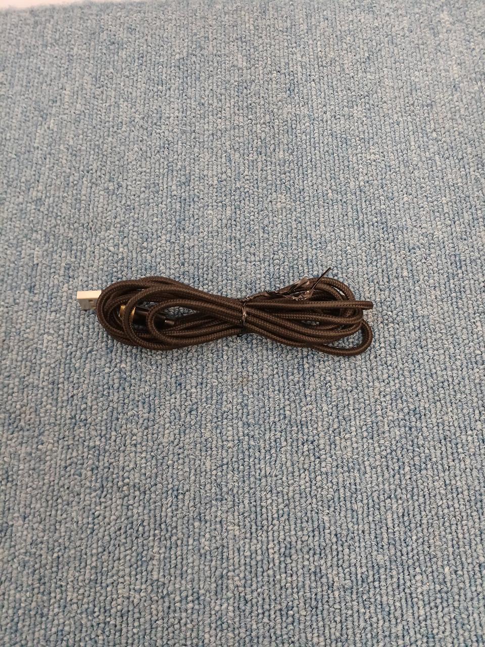 USB Type-Cケーブル付属。