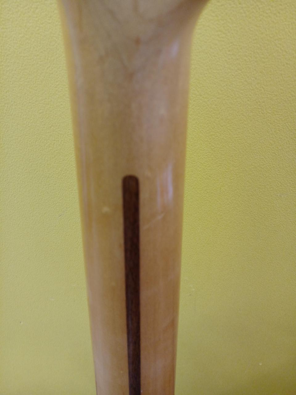 ネック裏キズあります。