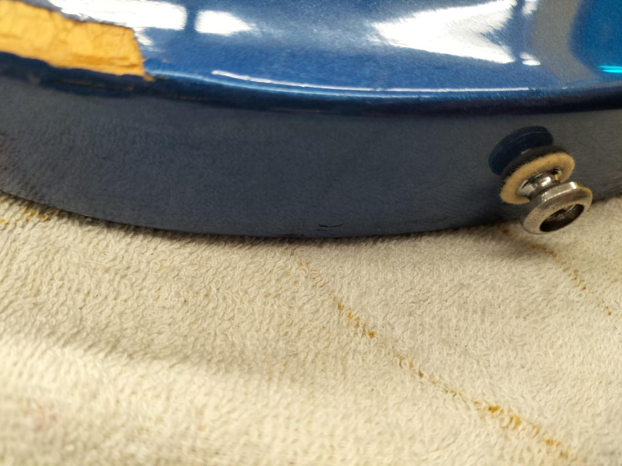 ボディ底部にキズあります。