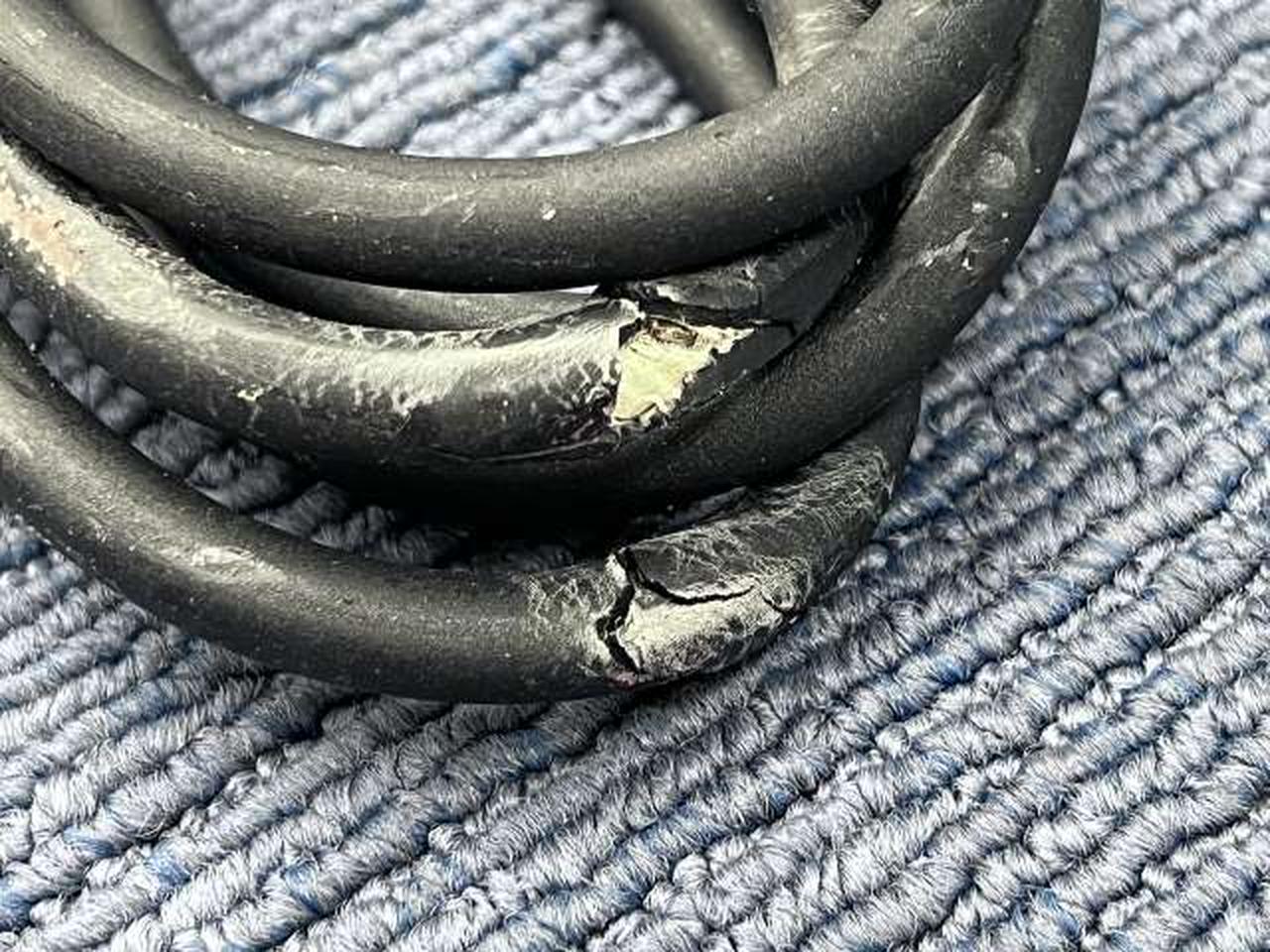 ケーブル被膜劣化しています。