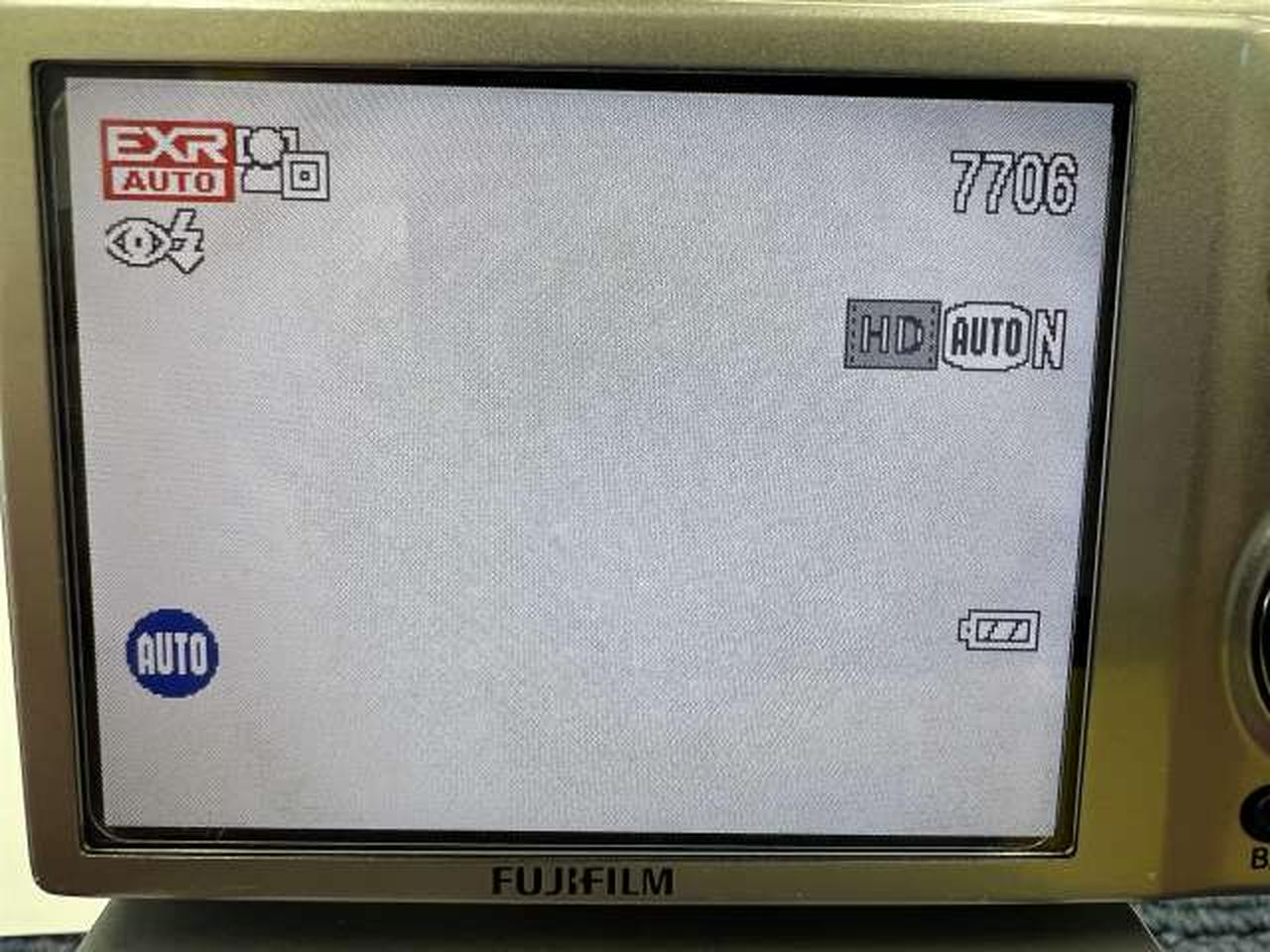 黄変などは見られませんが、光ムラあります