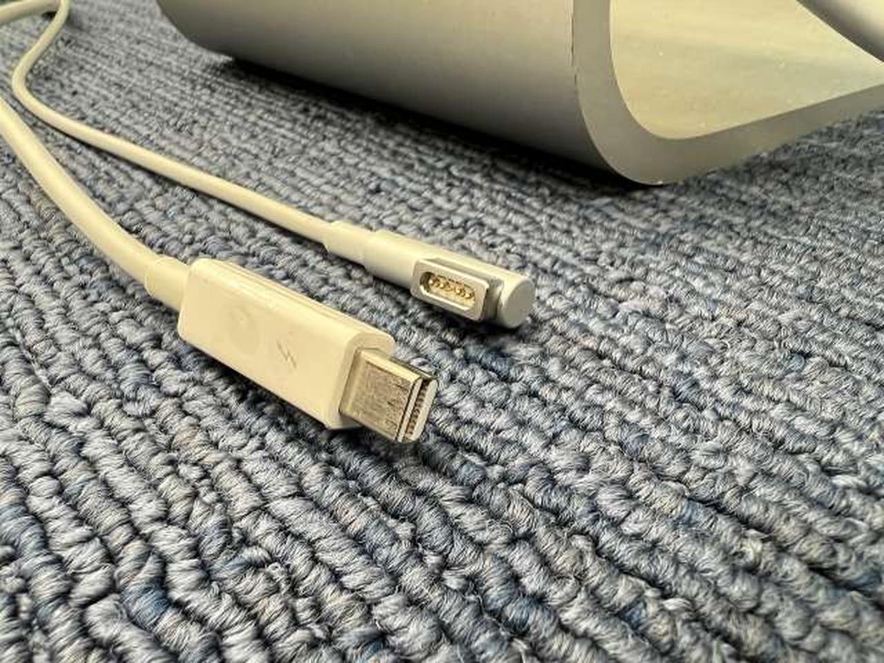 Thunderbolt接続のみです。