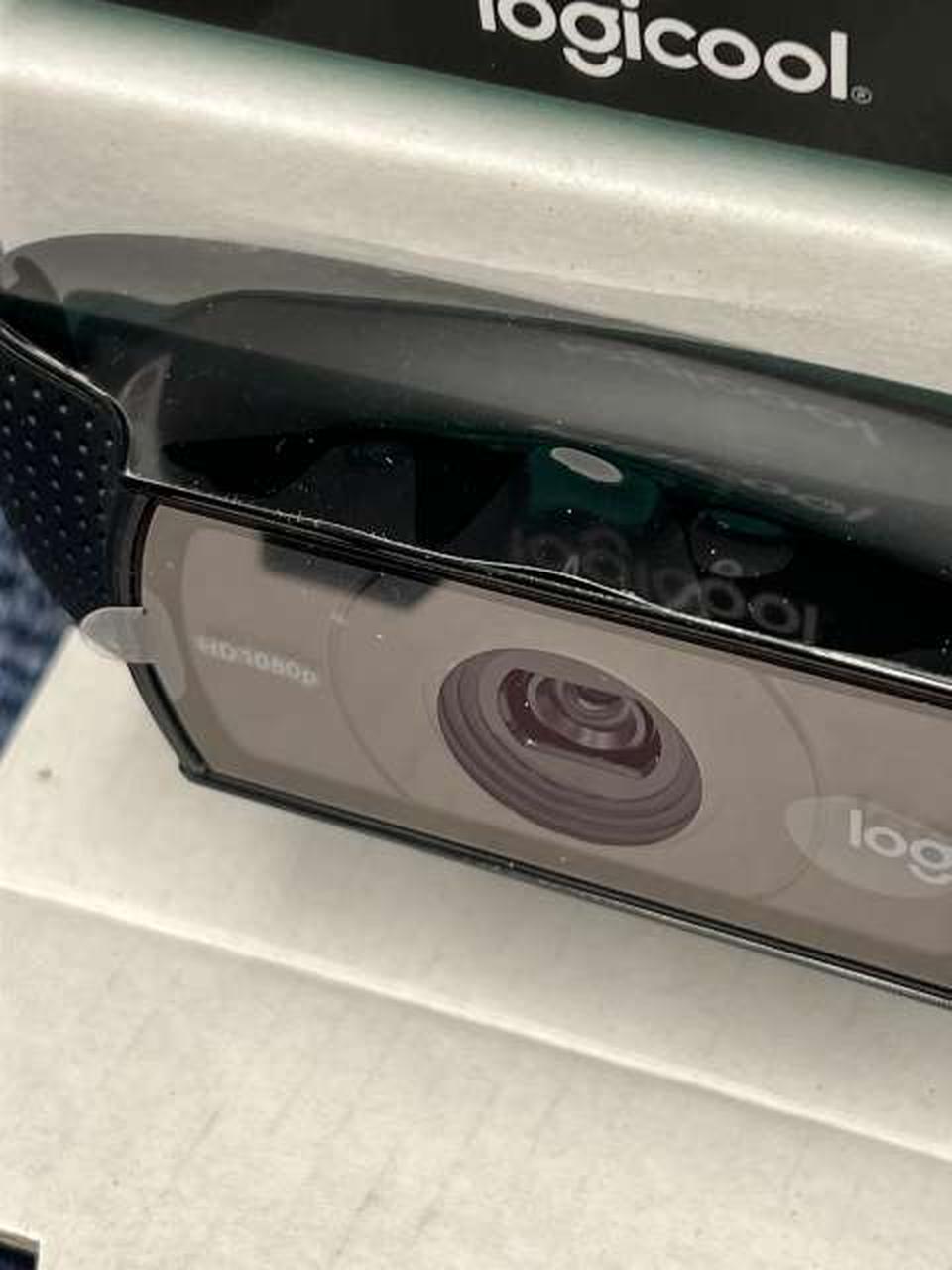 輸送時のフィルム貼られたままです。