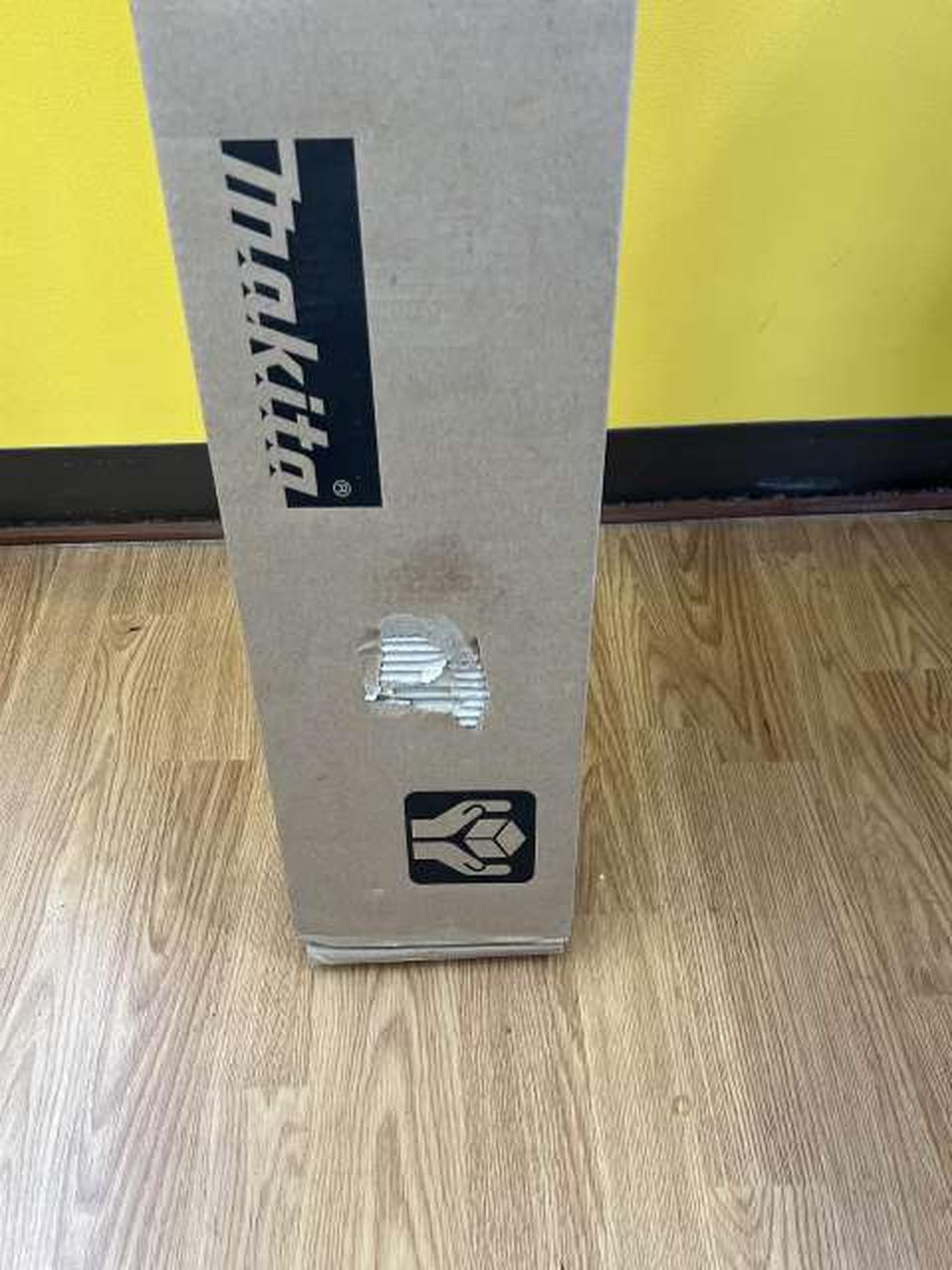 箱に傷みあります。