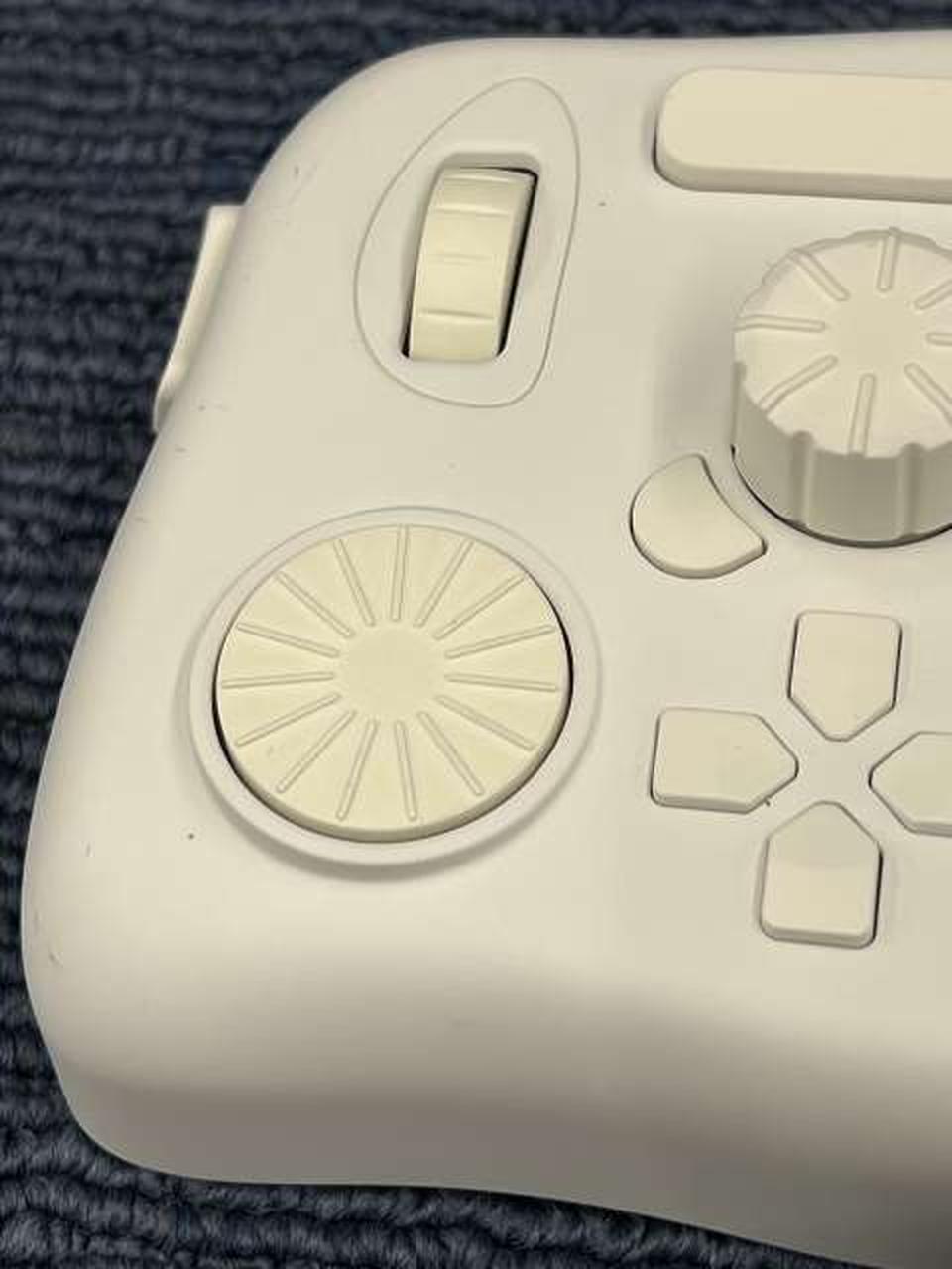 2つのダイヤルやや黄色いです。