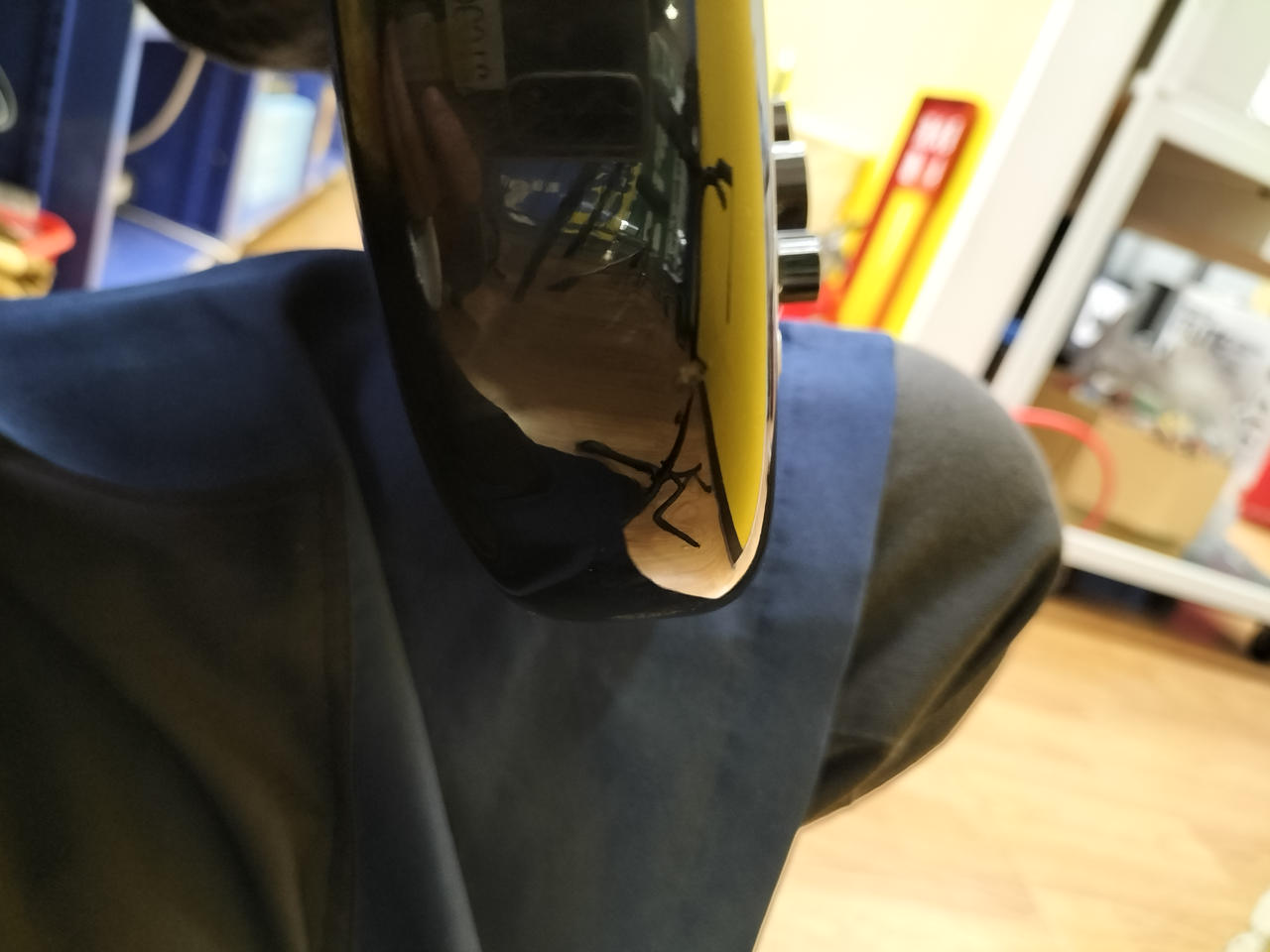 ボディ側面にキズあり