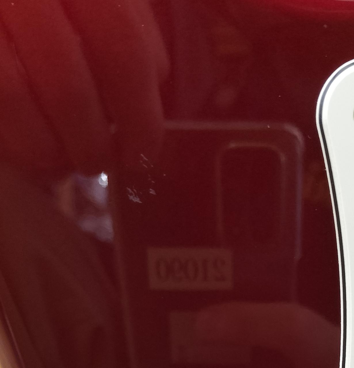 ボディ左に傷あり。