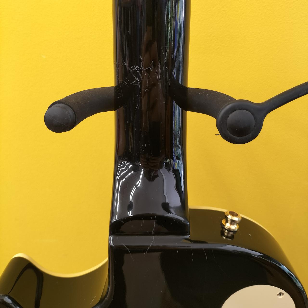 ネックからネックジョイント付近に傷あり