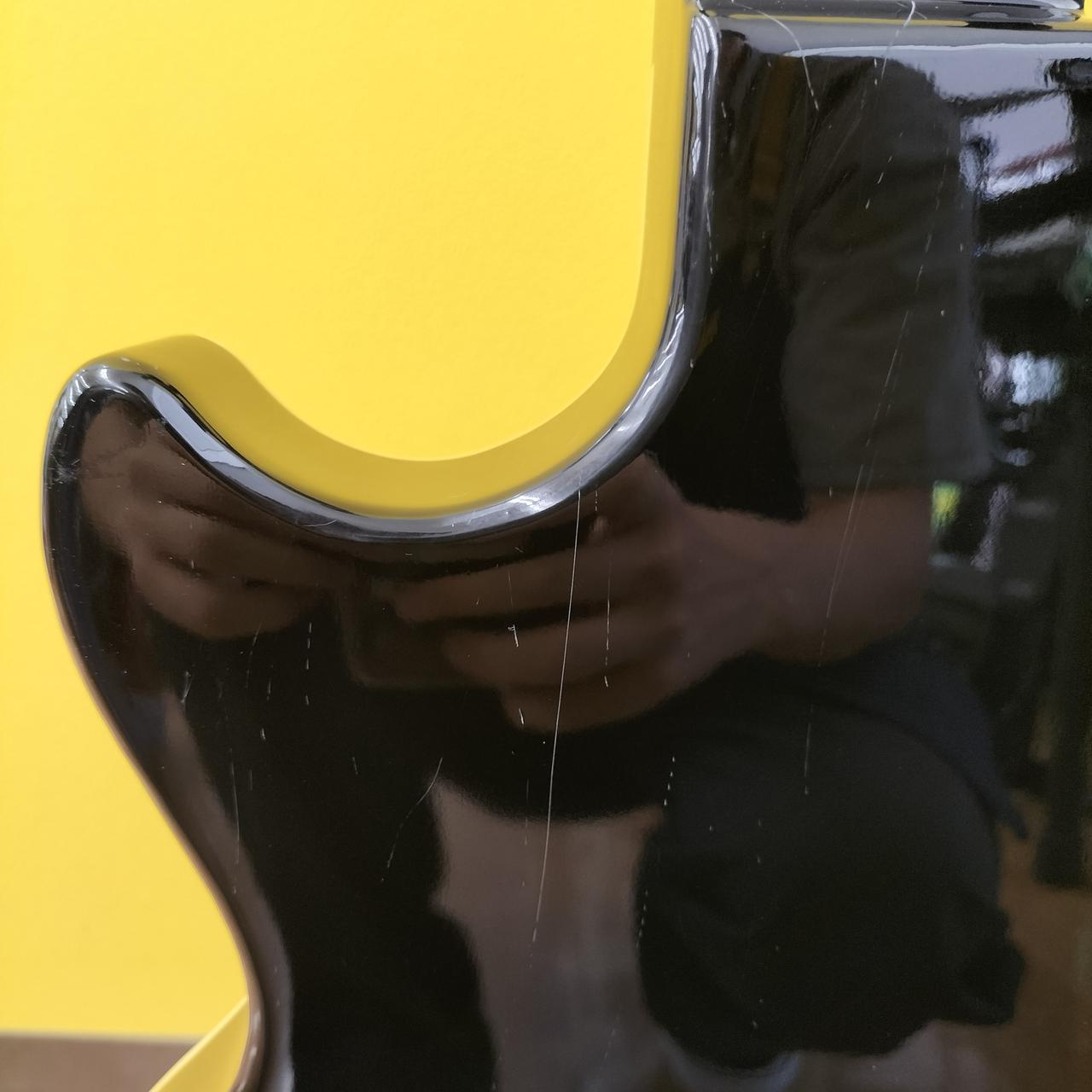 ボディ裏左カッタウェイ付近に傷あり