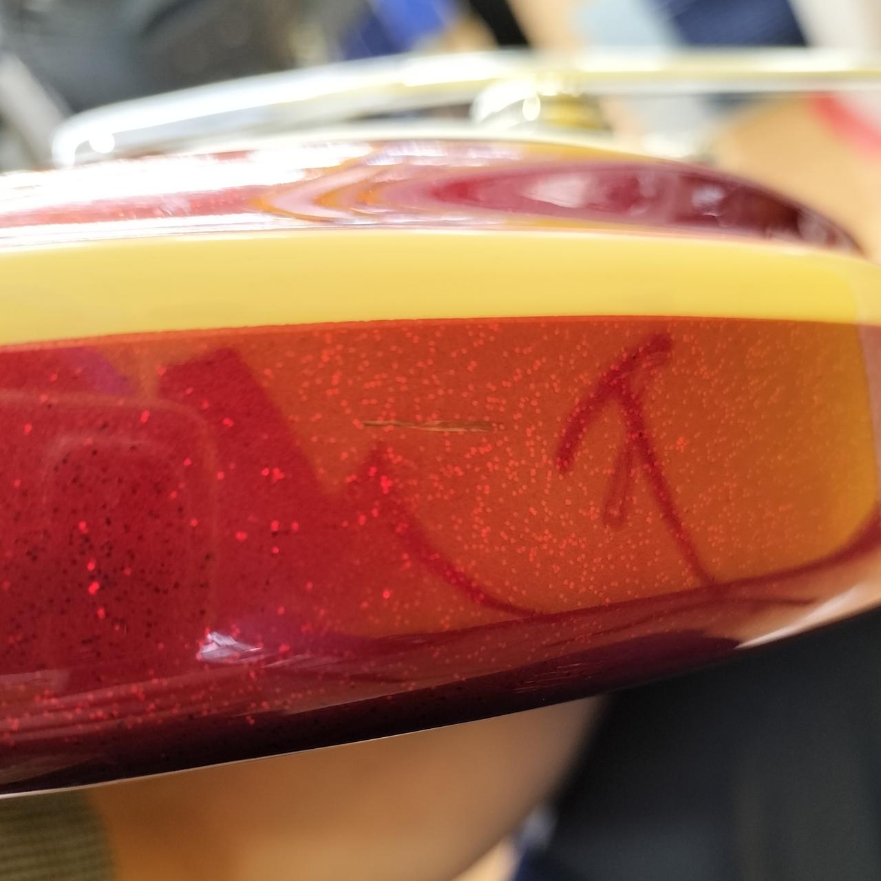 右下側面にキズあります。