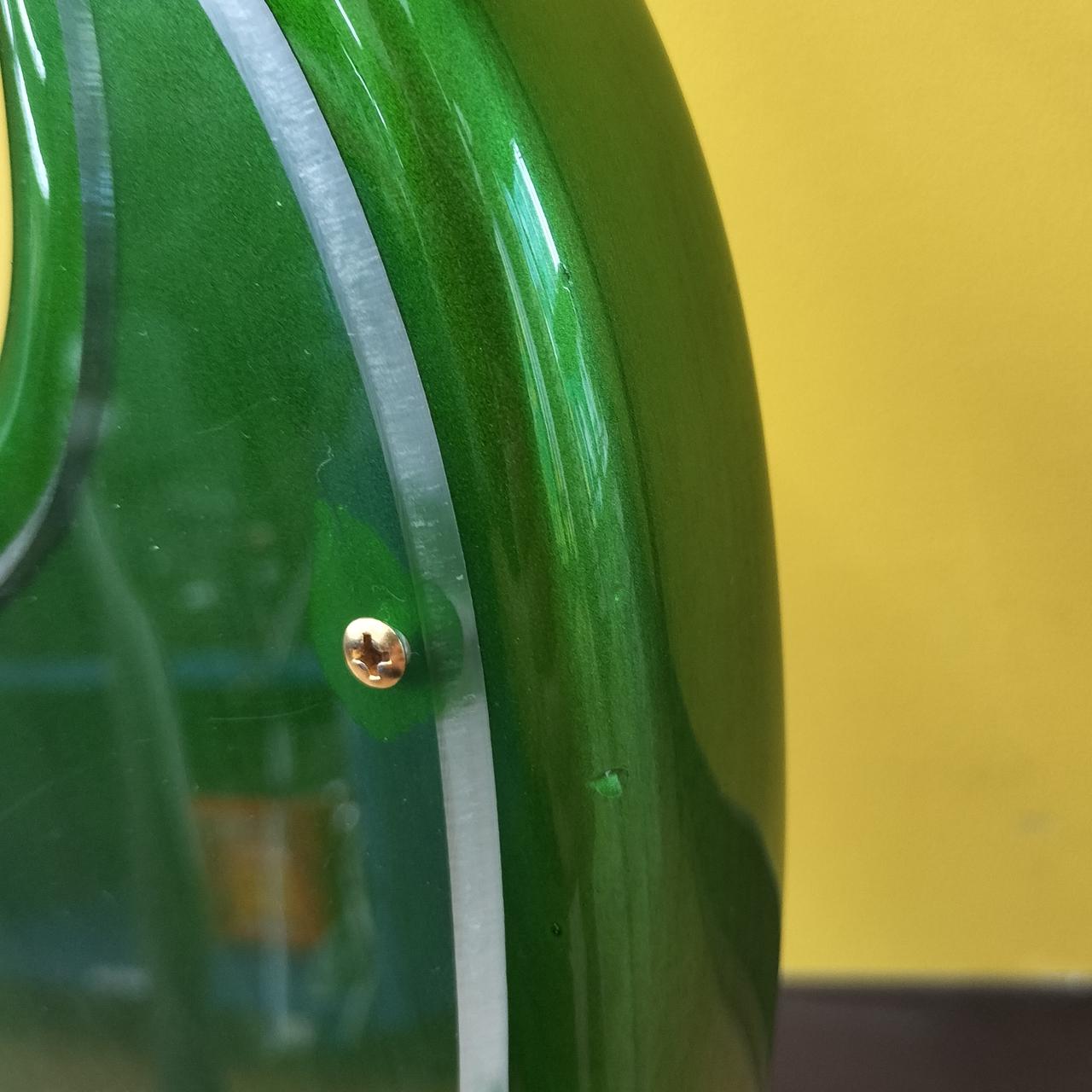 ボディ正面右に打痕があります。