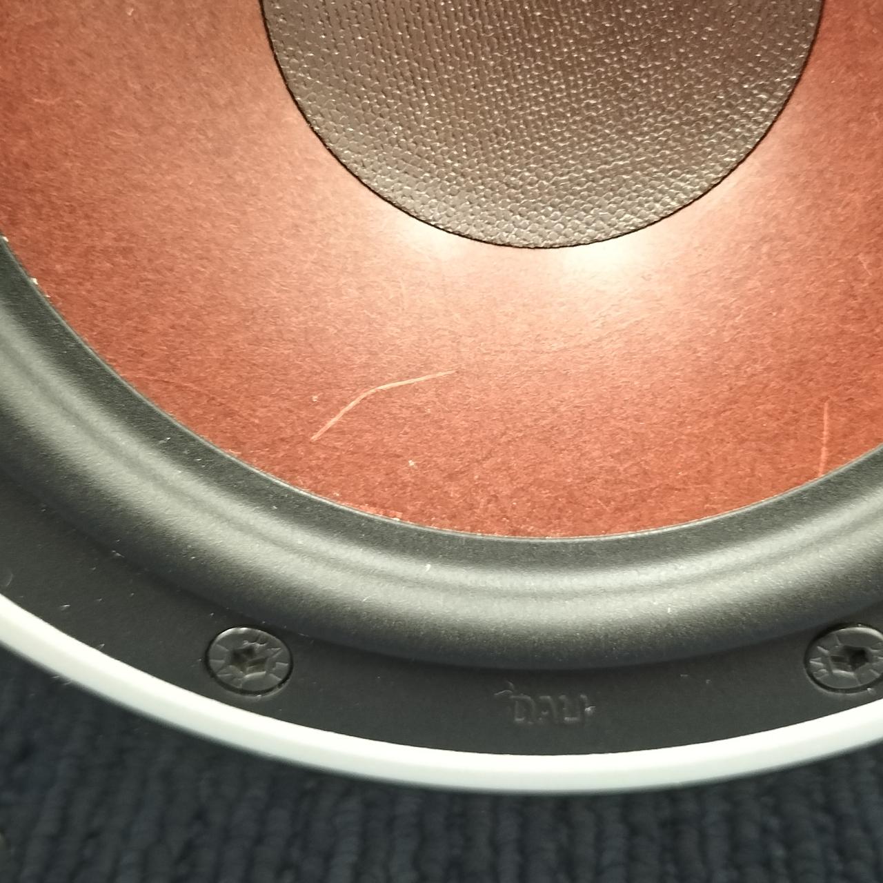 白い筋が入っています。キズでないです。