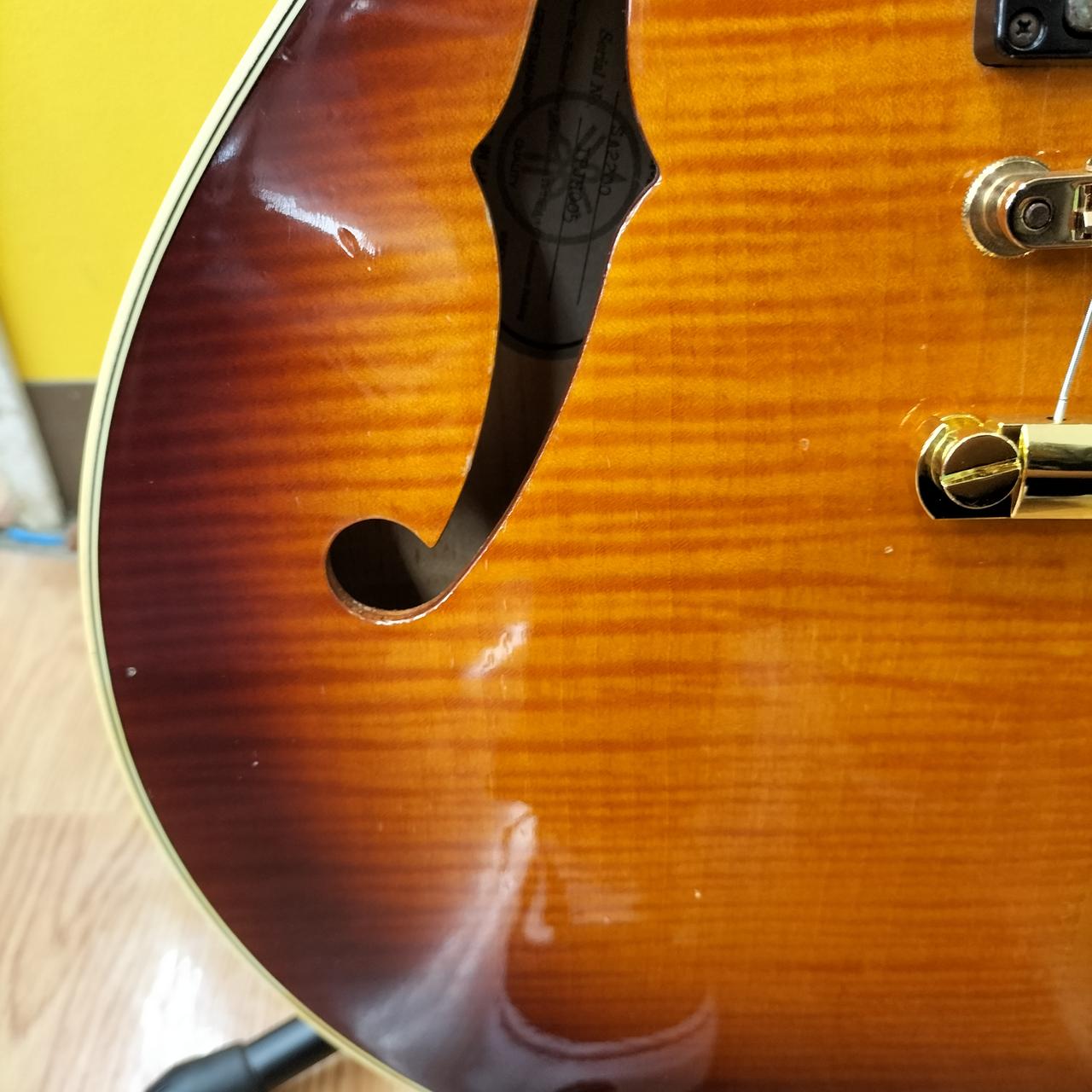 白いキズや打痕があります。