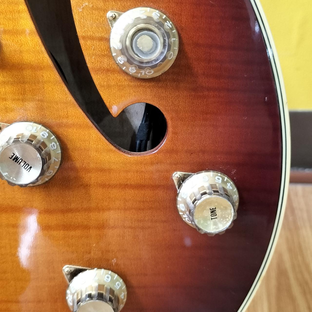 ピックアップ付近に白く変色した箇所あり。