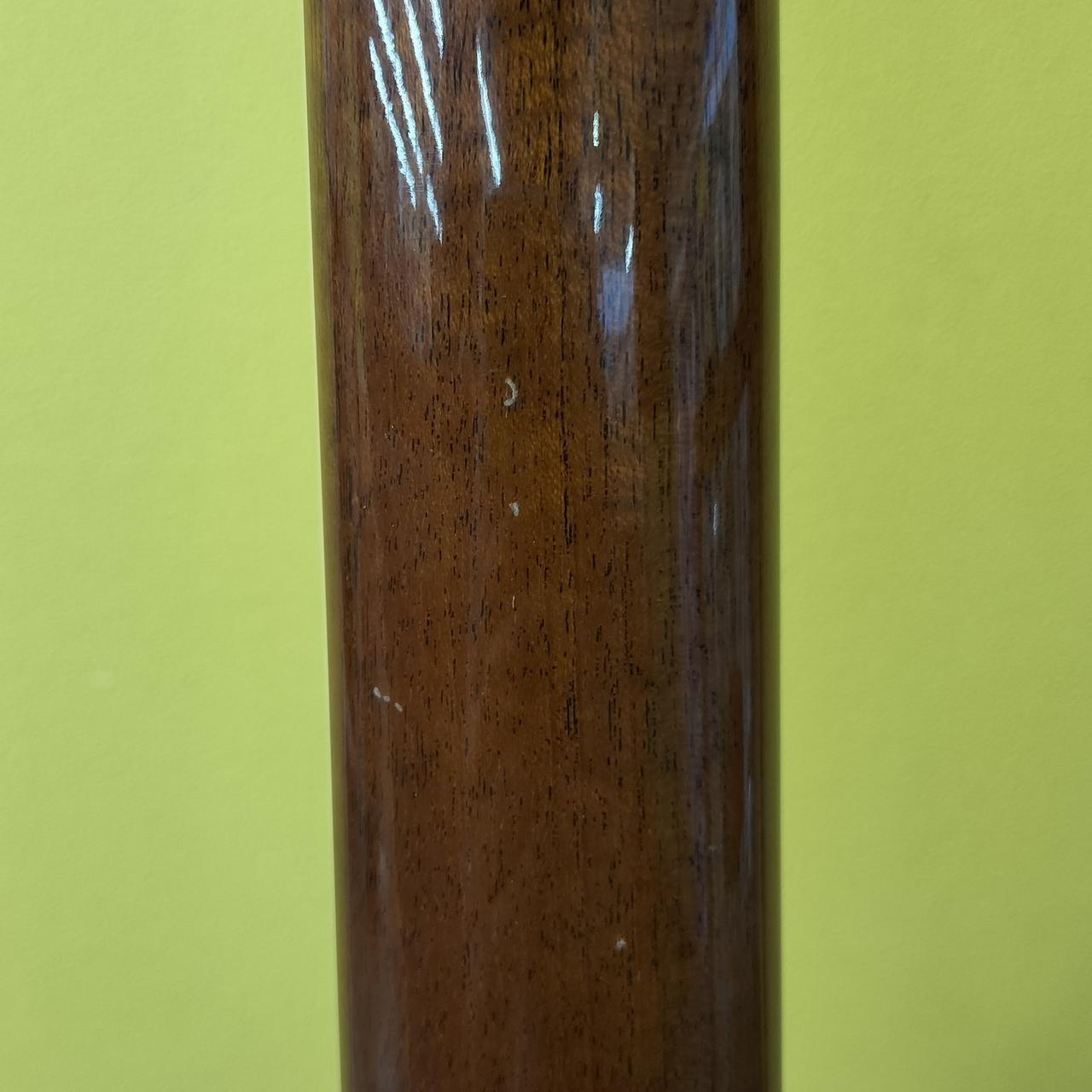 ネックに傷や打痕があります。