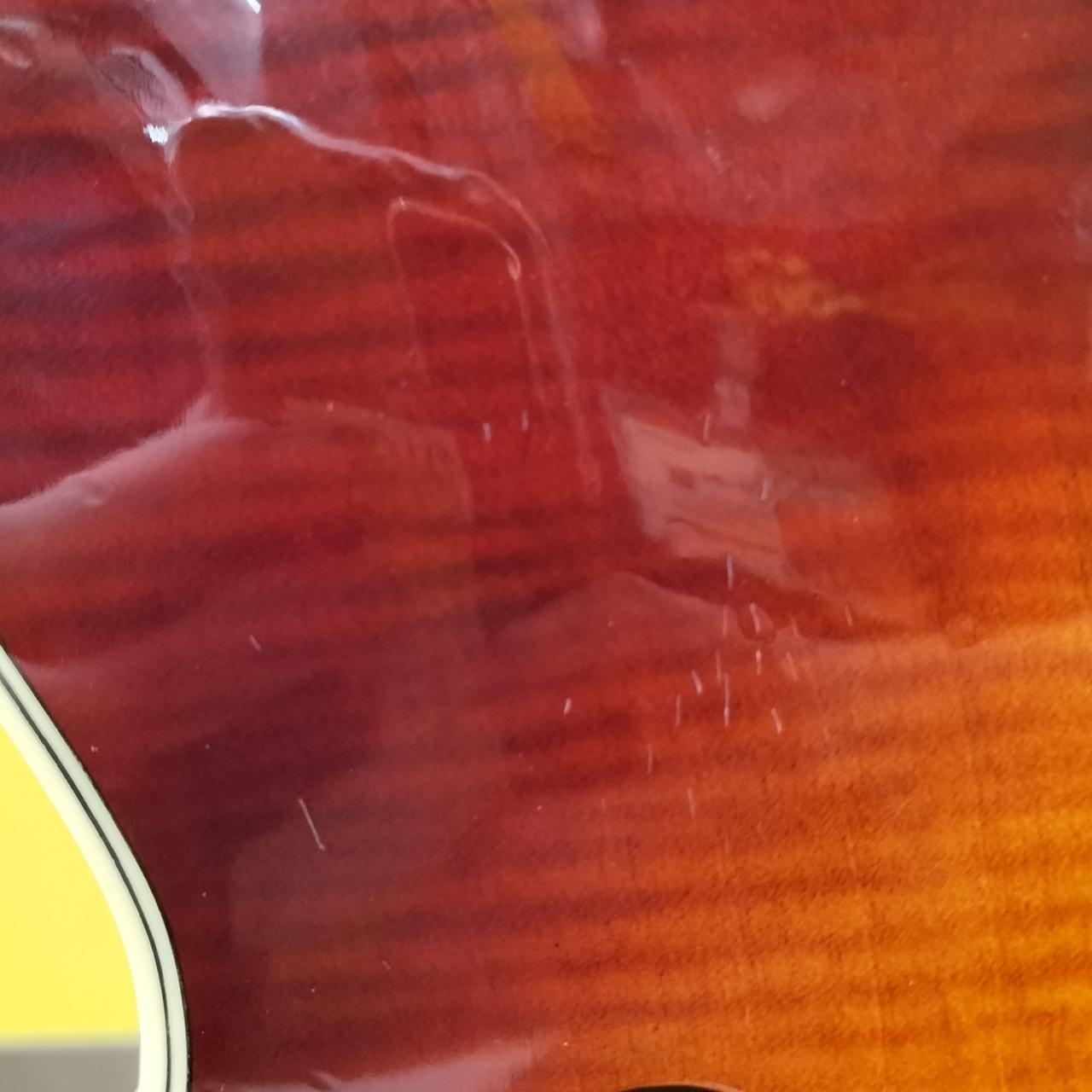 ボディ正面左に傷があります。