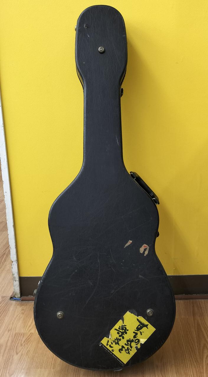 裏にも傷やテープ痕やステッカーがあります