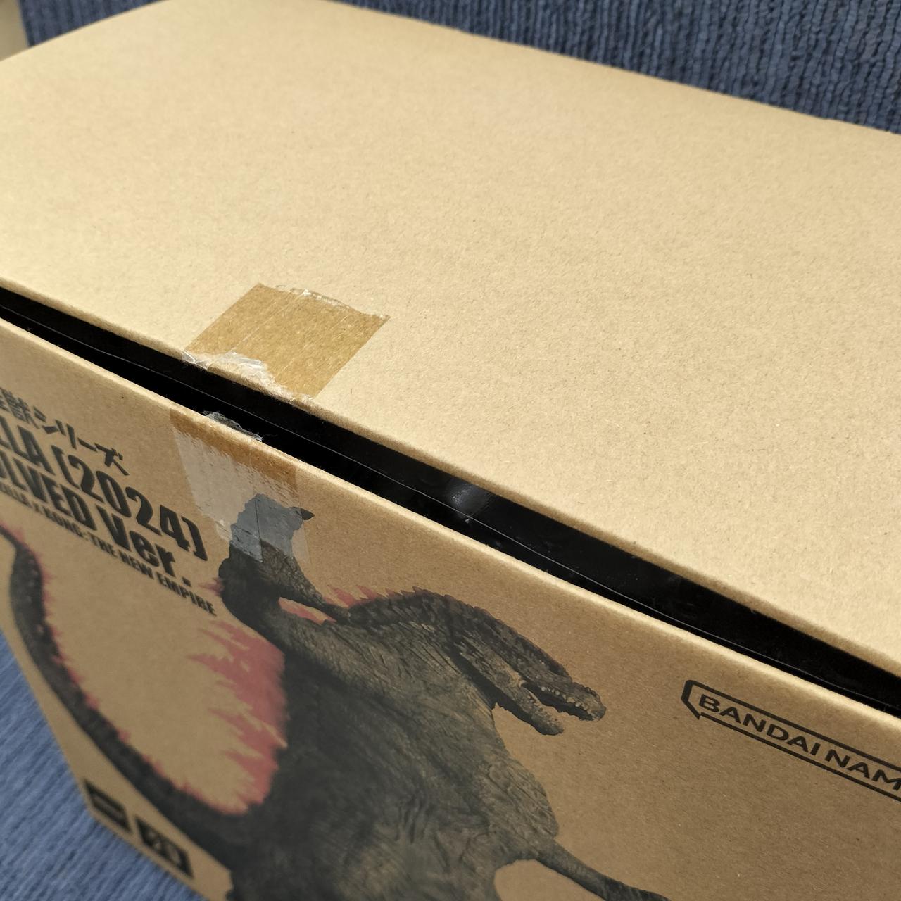 閉じた状態若干隙間になります。