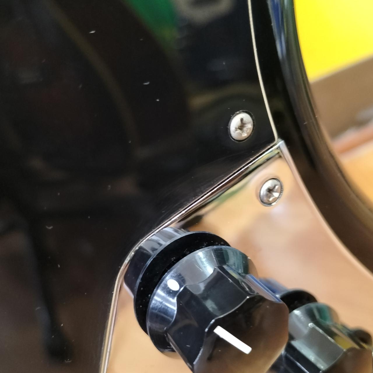 ピックガードにキズあり