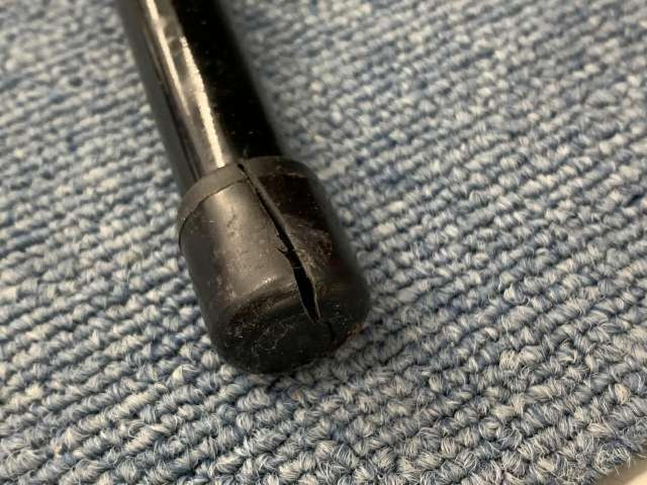 脚パーツ割れあります。