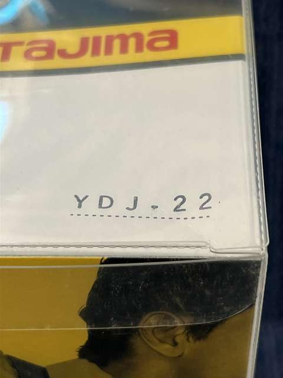 外箱（クリアケース）、やや黄色めです。