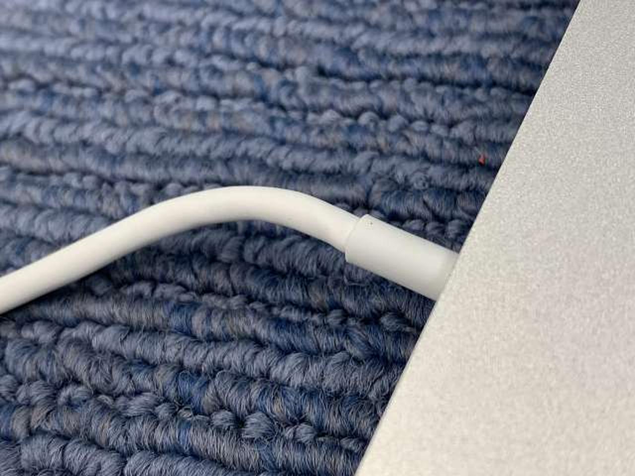 被膜に少々よれ見られます。