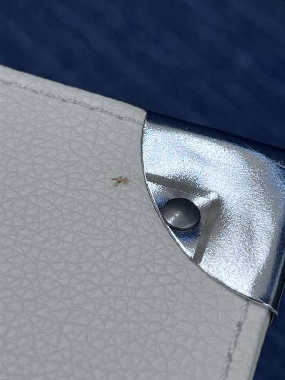 シミあります。